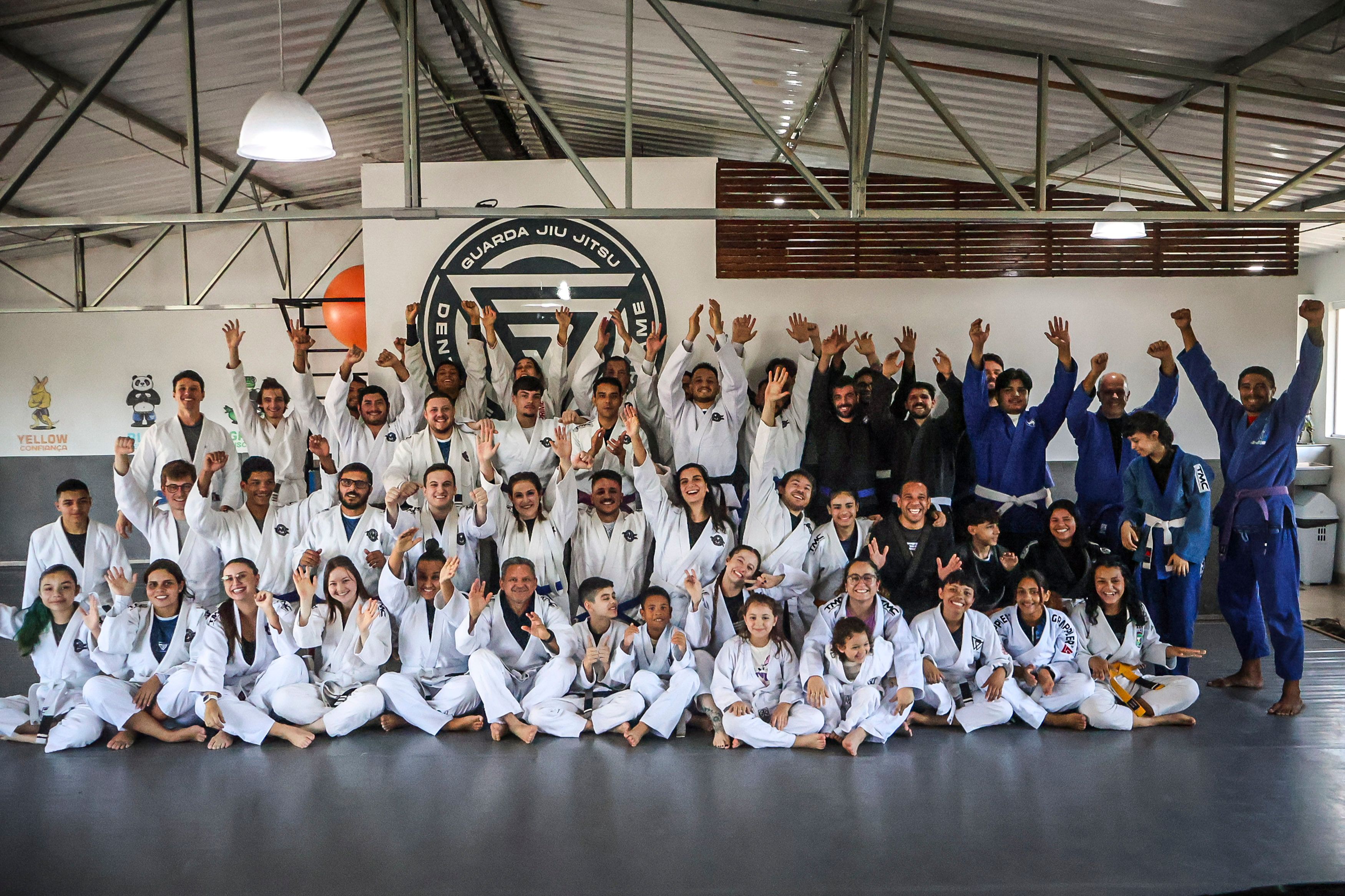 Grupo de alunos celebrando com braços erguidos