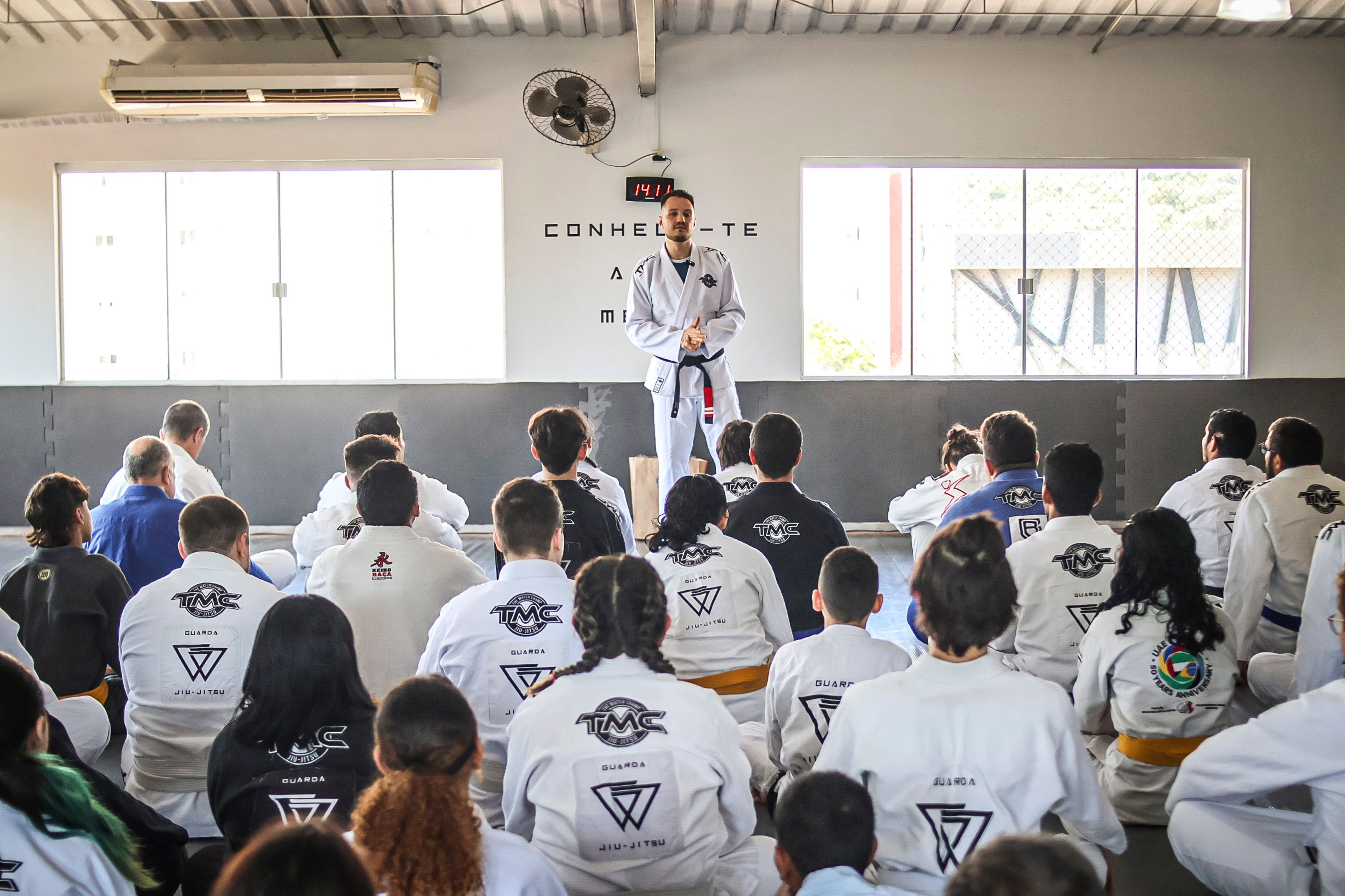 Professor Henrique dando palestra